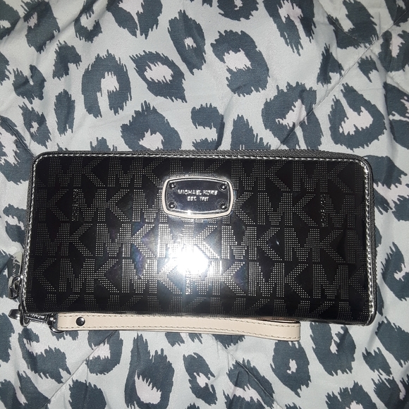 Michael Kors Handbags - Michael Kors Wristlet